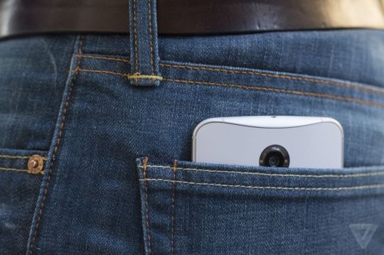 A Nexus 6 not fitting inside a jeans pocket - Image credit : The Verge
